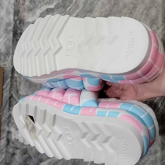 NIB Women's UGG Fuzzy Slides - Picture 6 of 6